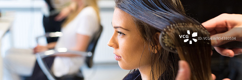 在专业美发沙龙的漂亮女人图片素材