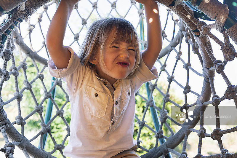 小孩子在操场上攀爬图片素材