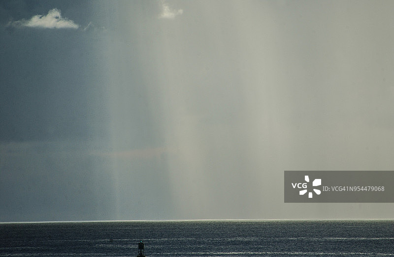 提尼安岛太平洋上的大阵雨图片素材