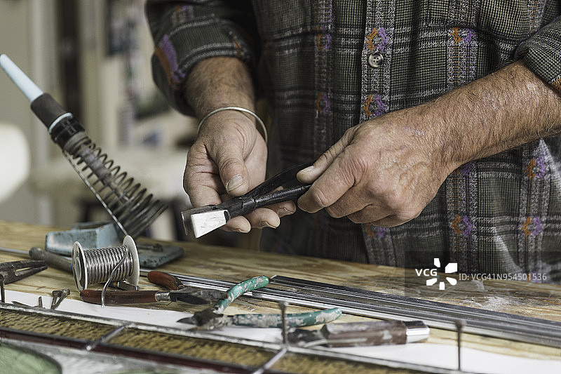 在艺术工作室里活跃的年长者图片素材