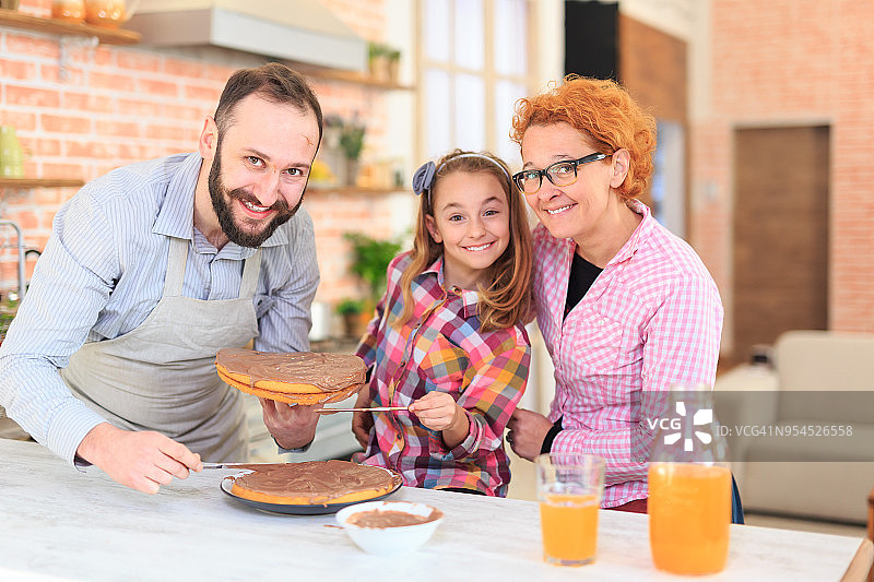 家庭准备生日蛋糕图片素材