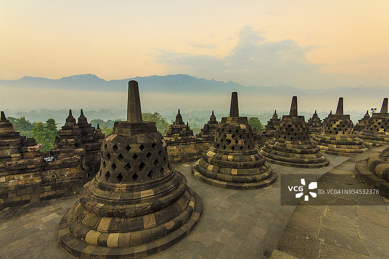 婆罗浮屠寺庙的日出图片素材