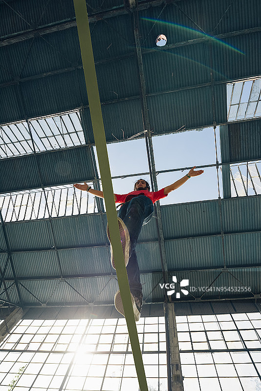 男人在平衡绳上保持平衡图片素材