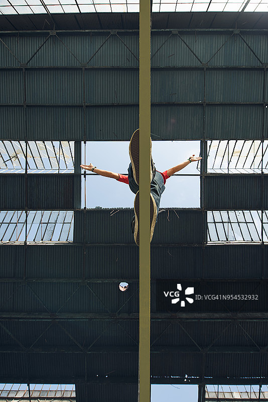 走软绳的男人仰视视角图片素材