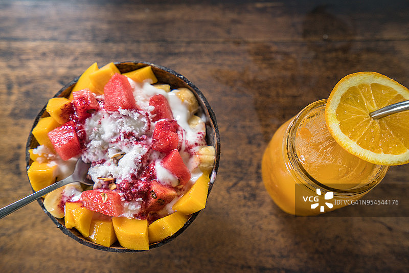 健康饮食理念：酸奶水果麦片碗和果汁图片素材