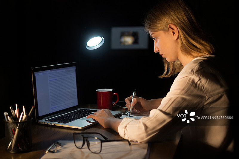 晚上用笔记本电脑工作图片素材