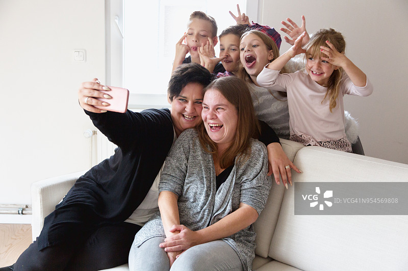 孩子们乱入妈妈的自拍照图片素材