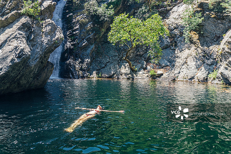 女人漂浮在水上放松图片素材
