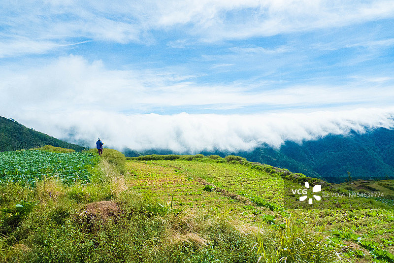 独自看云的男人与山景图片素材