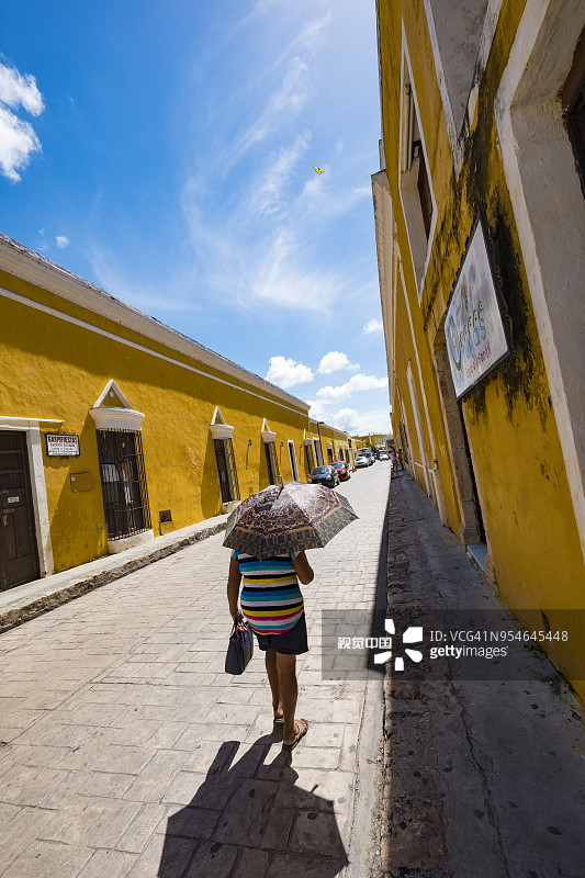 遮挡强烈阳光的雨伞图片素材