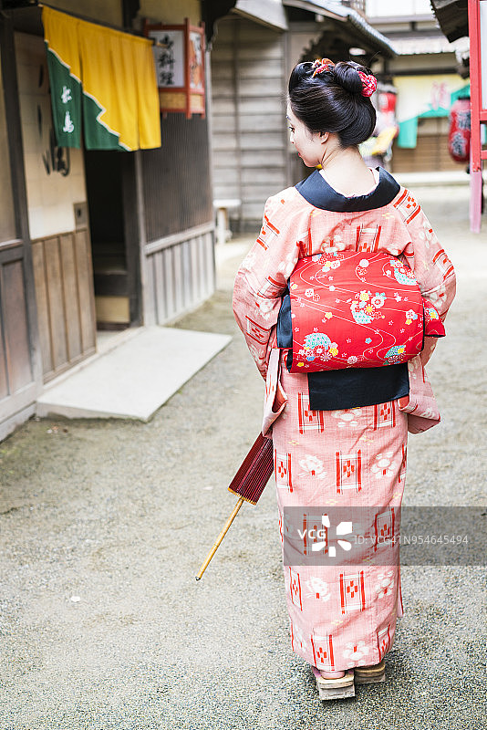 走在日本老街上的女子背影图片素材