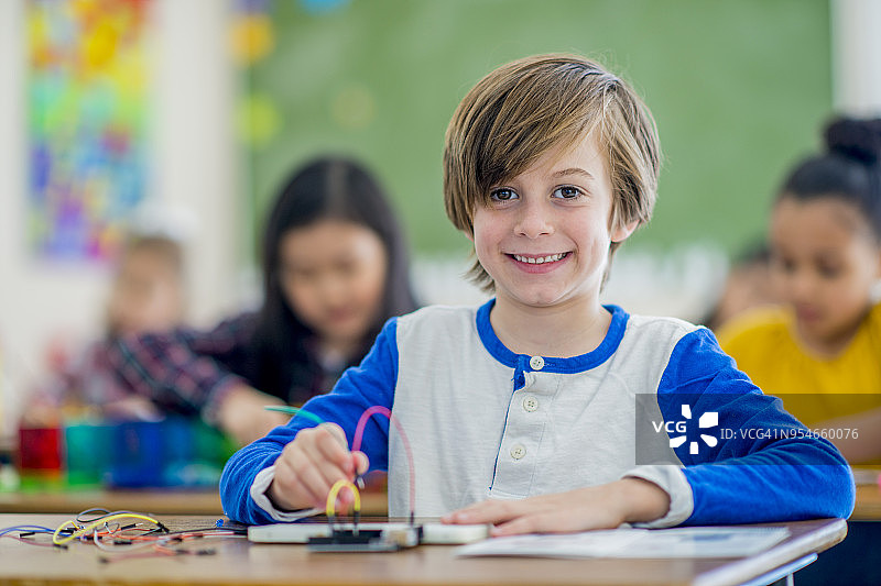 在学校里微笑的男孩图片素材
