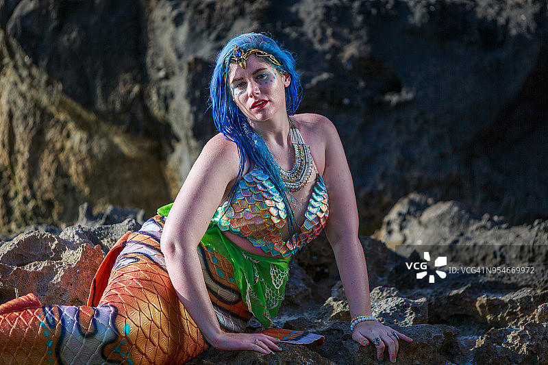 西澳大利亚海滩上美丽的蓝发美人鱼图片素材