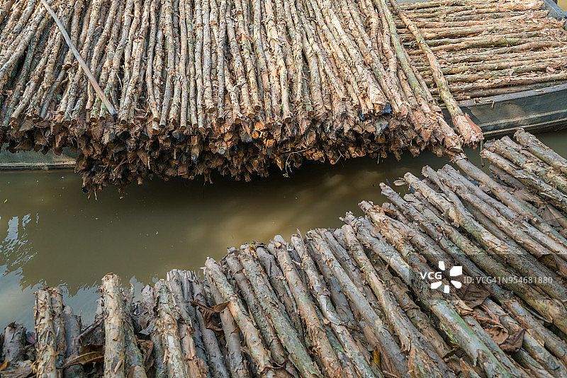 越南建筑房屋中使用的白千层桩或定时器桩（Cu Tram）图片素材