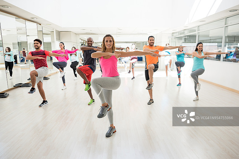 女教练在开始上课前做热身运动图片素材