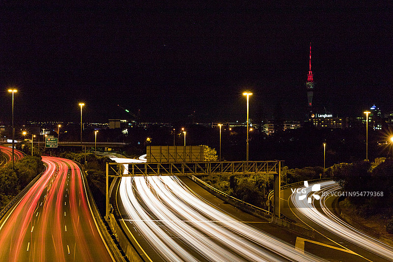 城市中的汽车灯光图片素材