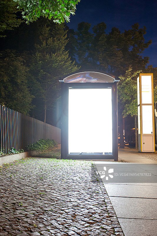 夜晚发光的灯箱公交车站图片素材