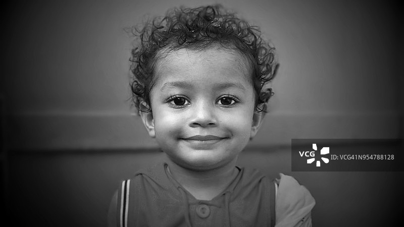 一个巴基斯坦小女孩的不同表情图片素材