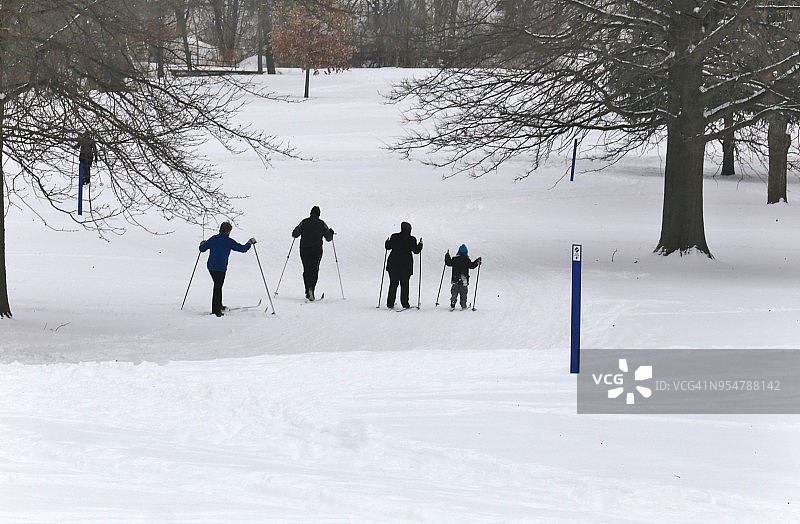 雪地景观上的越野滑雪图片素材