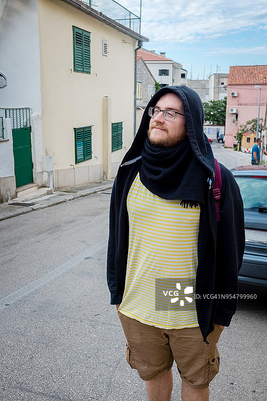 男子站在街上图片素材