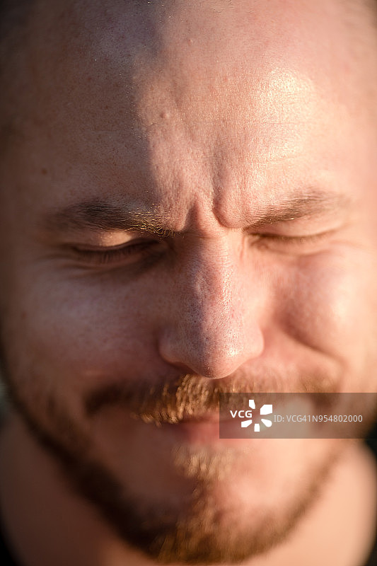 有胡子的年轻男人做鬼脸图片素材