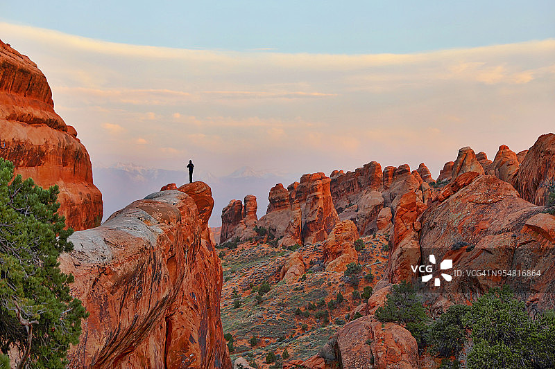 徒步者在拱门国家公园享受双O拱门小径图片素材