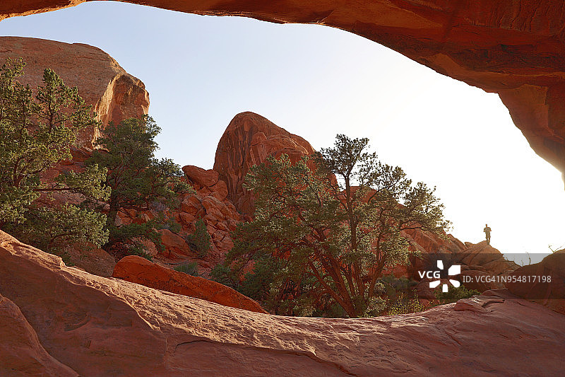 徒步者穿越拱门国家公园双O拱门小径的景观图片素材