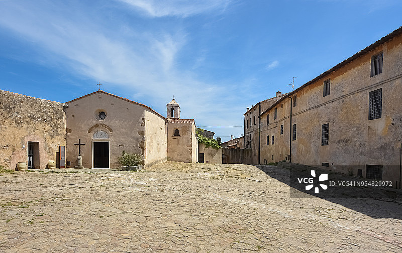 意大利托斯卡纳波普洛尼亚中世纪城镇，一个古老的伊特鲁里亚海港和城市，有圣十字教堂和浪漫的天空图片素材