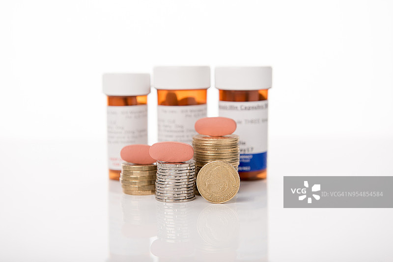 一些硬币和塑料瓶图片素材