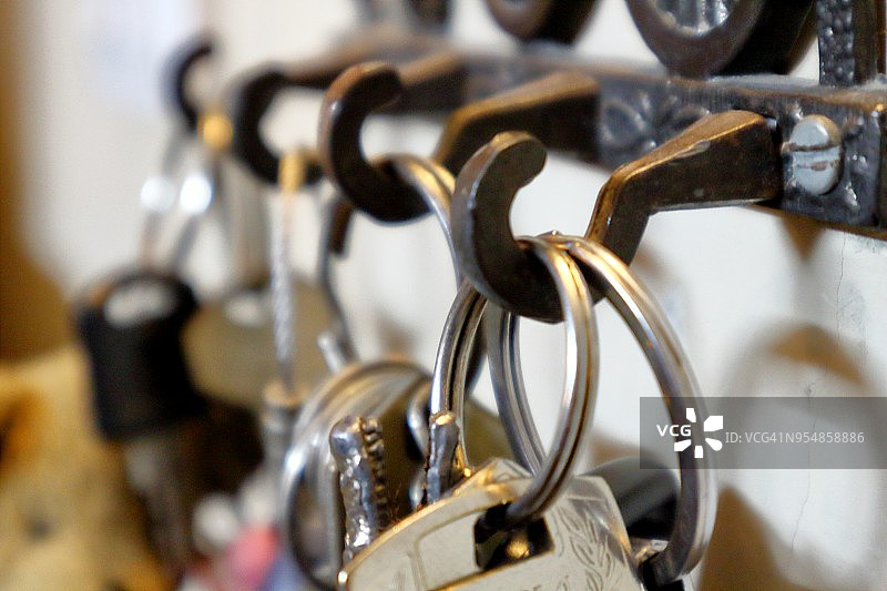 挂在钥匙架上的钥匙图片素材