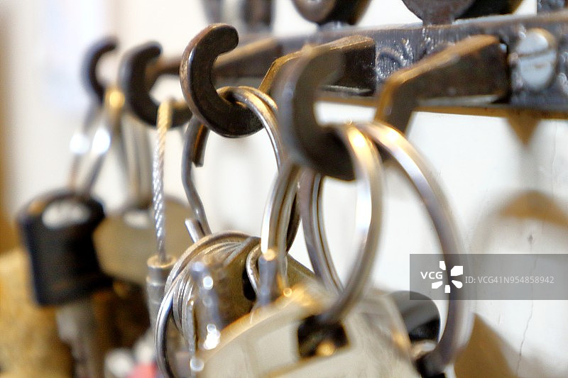 挂在钥匙架上的钥匙图片素材