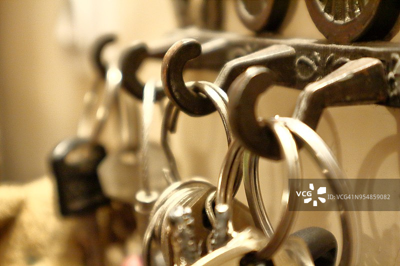 挂在钥匙架上的钥匙图片素材