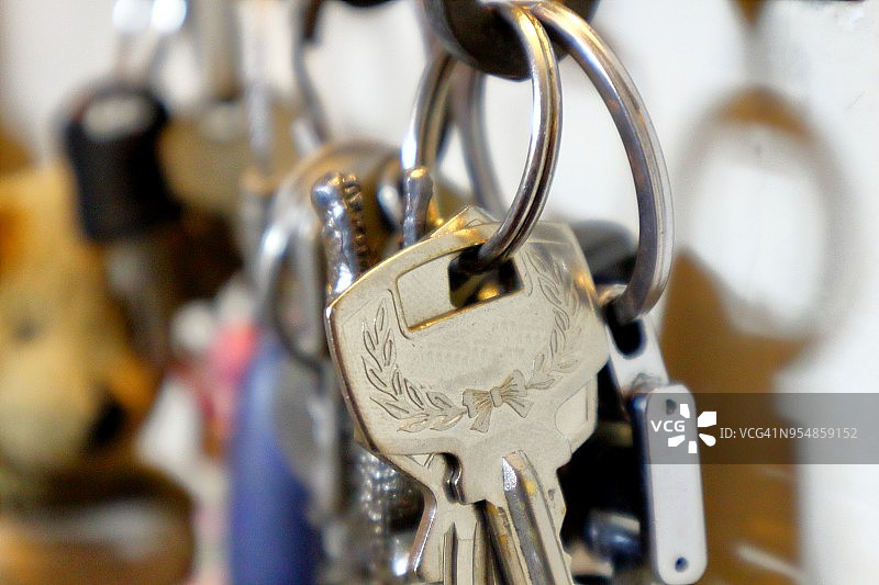 挂在钥匙架上的钥匙图片素材
