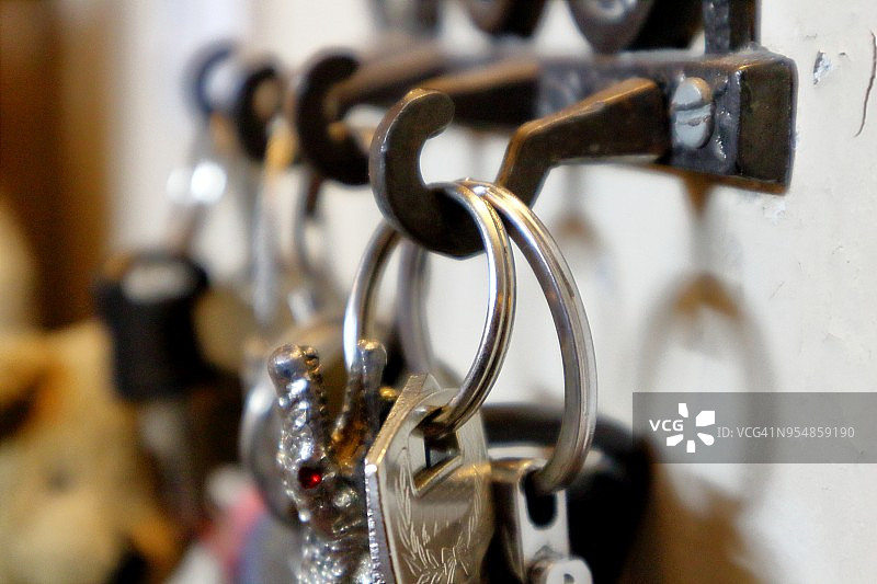 挂在钥匙架上的钥匙图片素材