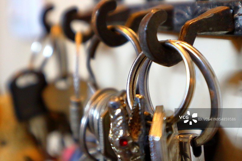 挂在钥匙架上的钥匙图片素材