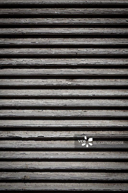 覆盖窗户或门的白色木制百叶窗的图片图片素材