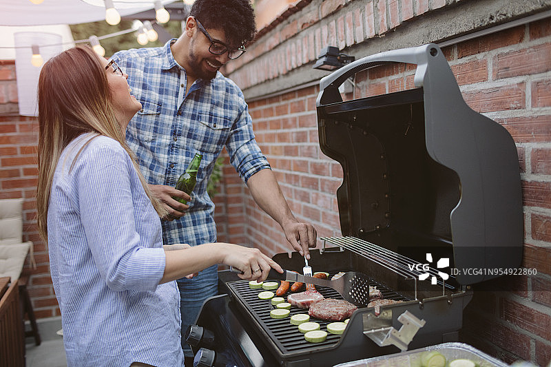 朋友们在后院举办烧烤派对图片素材