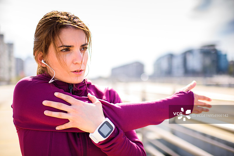 正在伸展身体的女运动员图片素材