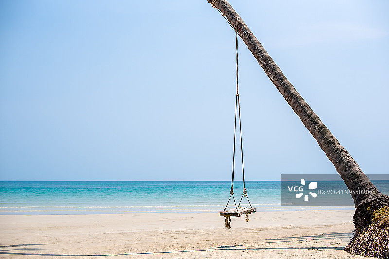 泰国阁骨岛的迷人海滩与秋千图片素材