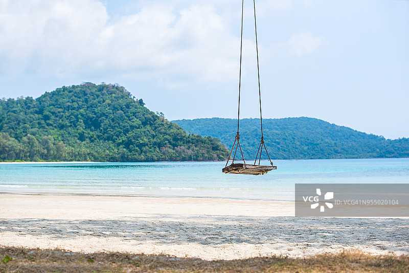 泰国阁骨岛的迷人海滩与秋千图片素材