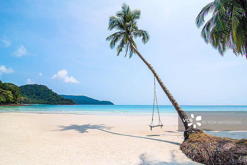 泰国阁骨岛的迷人海滩与秋千图片素材