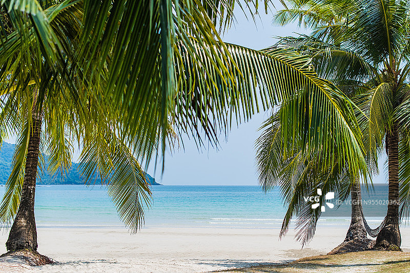 泰国阁骨岛的迷人海滩与秋千图片素材