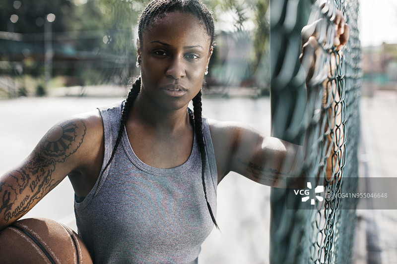 倚靠在栅栏上的人图片素材