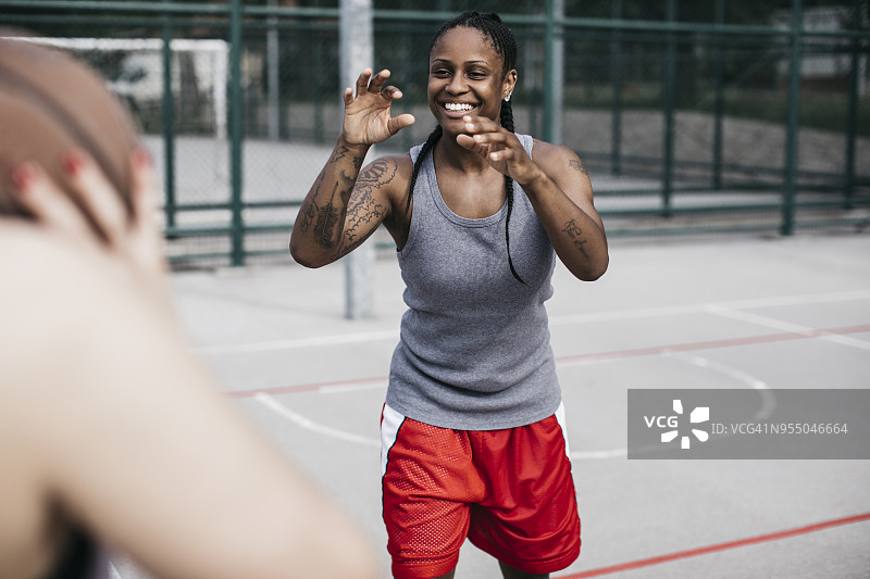 篮球的传球瞬间图片素材