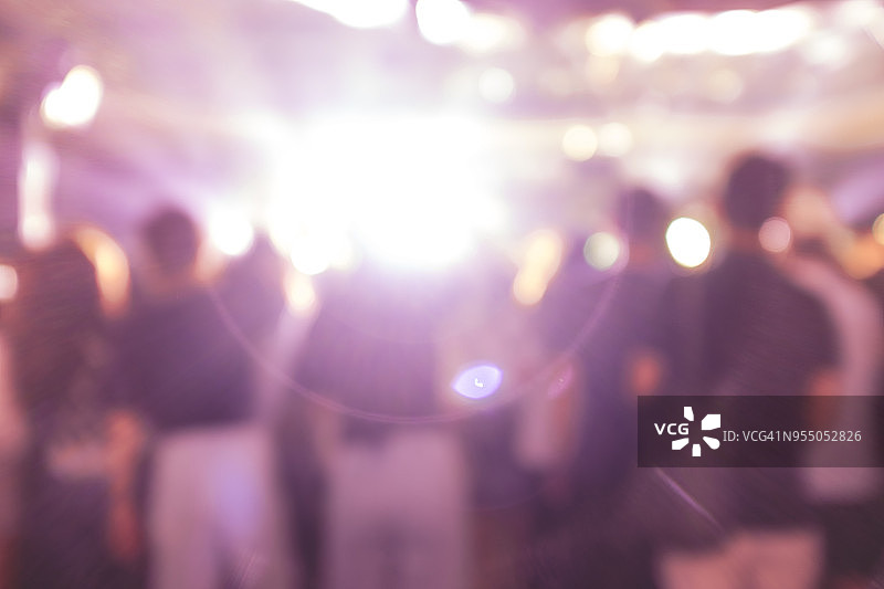 音乐会上的舞台灯光和观众图片素材