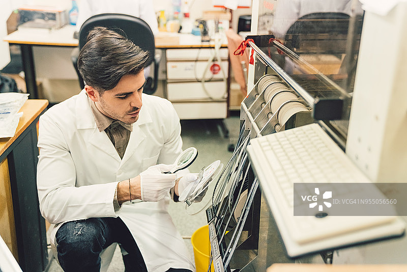 在实验室检查机器零件的质量控制技术员图片素材