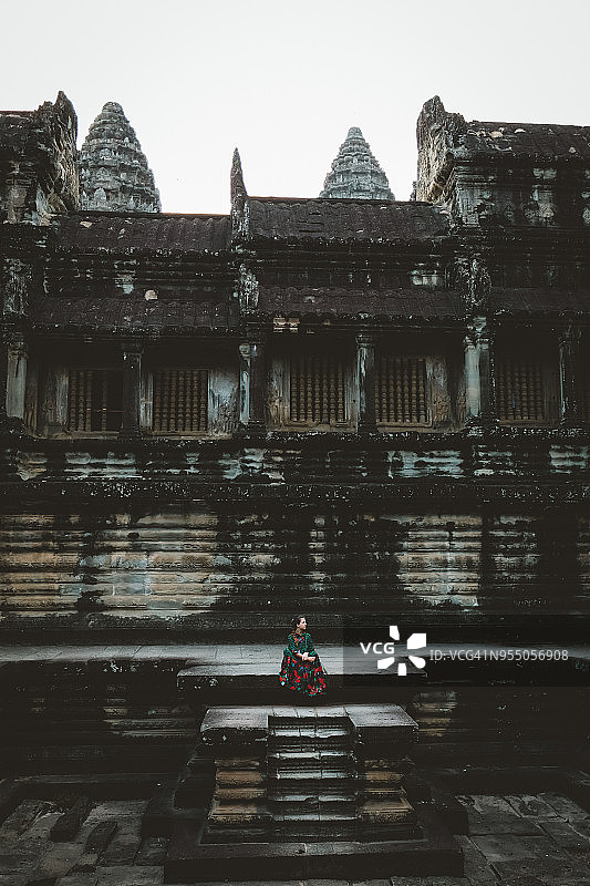 在柬埔寨吴哥窟旅行和冥想的女人图片素材