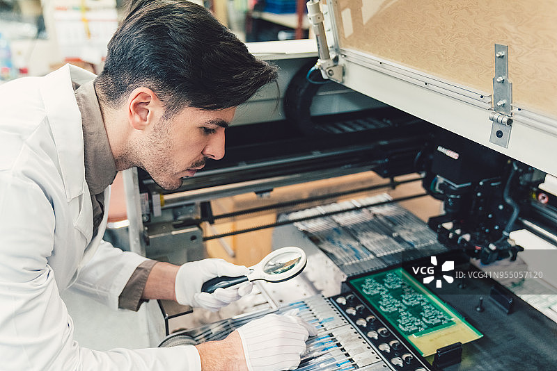 质量控制工程师检查电路板图片素材