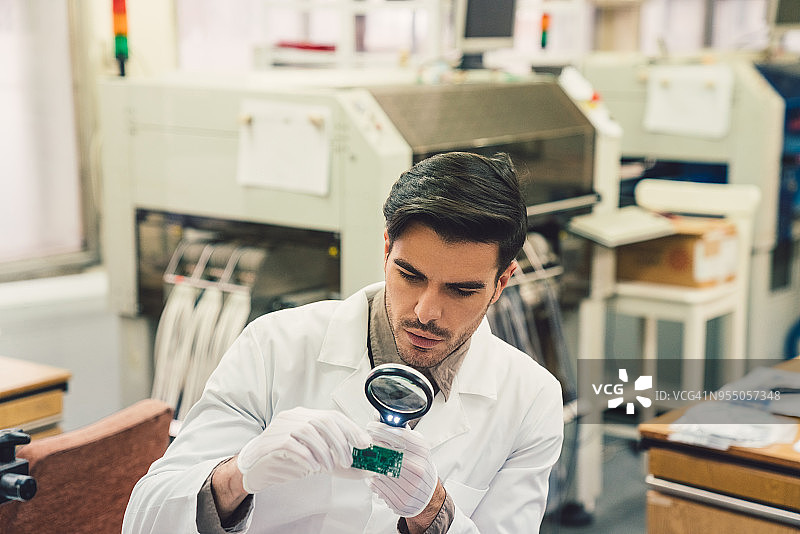 维修焊接电路板的工人图片素材