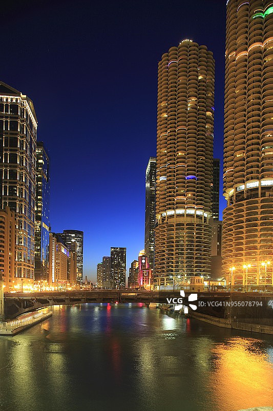 夜晚的芝加哥河与滨海城市图片素材